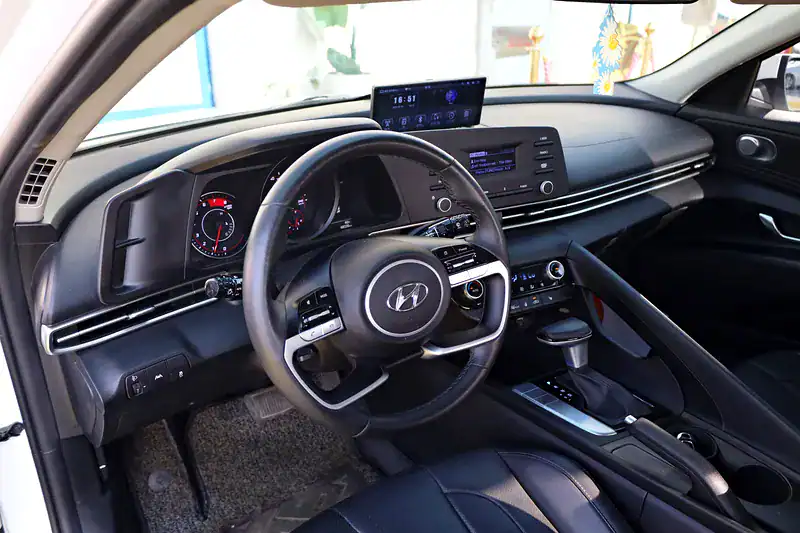 2021 Hyundai Avante Smart 4 Cylinder Engine White Black Sedan