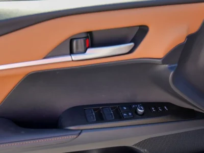 2025 Toyota Camry Hybrid 2.5 L 4 Cylinder Engine Sedan Silver Tan GCC