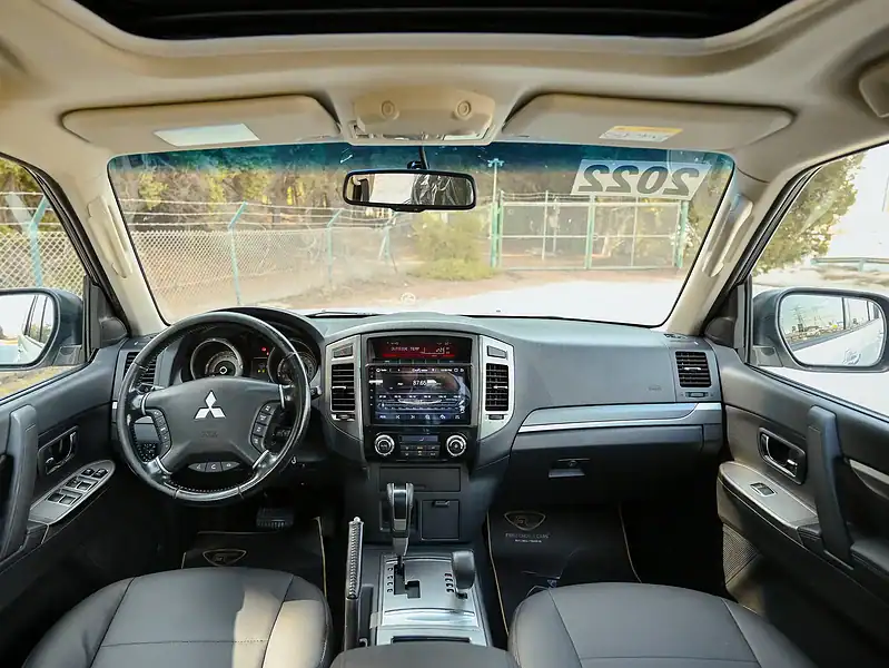 2022 Mitsubishi Pajero GLS 6 Cylinders Engine White Black GCC Specs 4WD