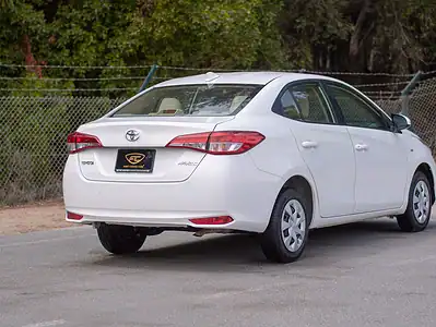2022 Toyota Yaris E 4 Cylinders Engine White Beige GCC Specs FWD