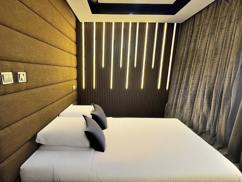 Castle Yacht Charter 70 FT