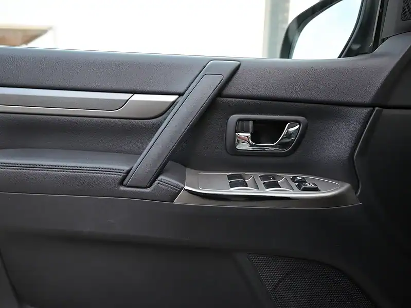 2022 Mitsubishi Pajero GLS 6 Cylinders Engine White Black GCC Specs 4WD