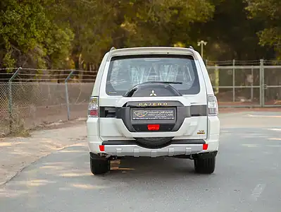 2022 Mitsubishi Pajero GLS 6 Cylinders Engine White Black GCC Specs 4WD