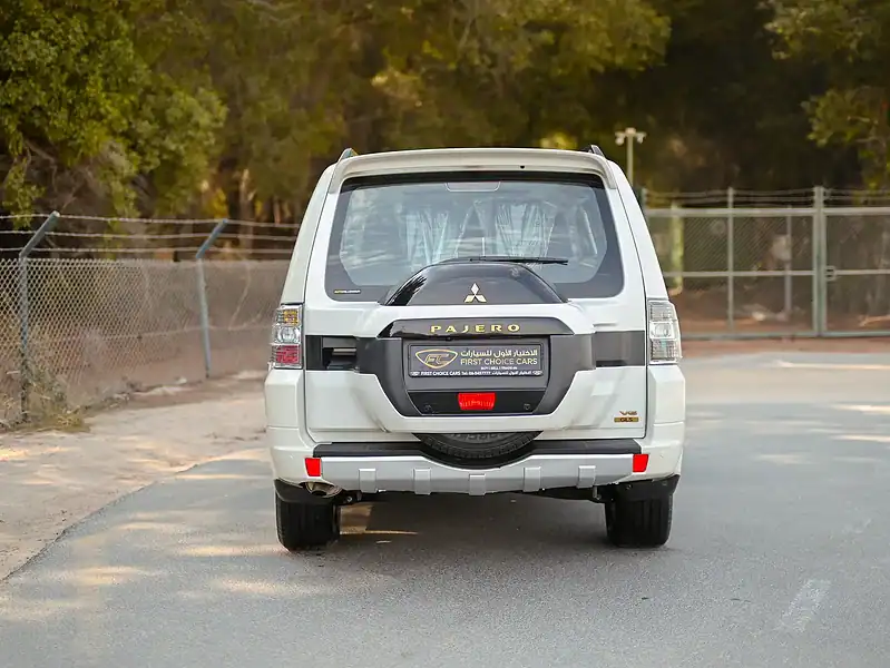 2022 Mitsubishi Pajero GLS 6 Cylinders Engine White Black GCC Specs 4WD