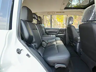 2022 Mitsubishi Pajero GLS 6 Cylinders Engine White Black GCC Specs 4WD