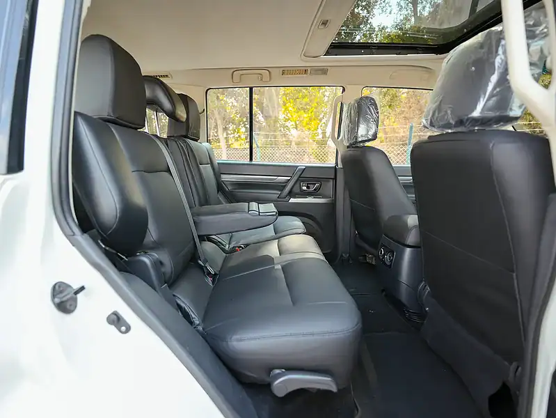 2022 Mitsubishi Pajero GLS 6 Cylinders Engine White Black GCC Specs 4WD