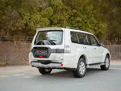 2022 Mitsubishi Pajero GLS 6 Cylinders Engine White Black GCC Specs 4WD