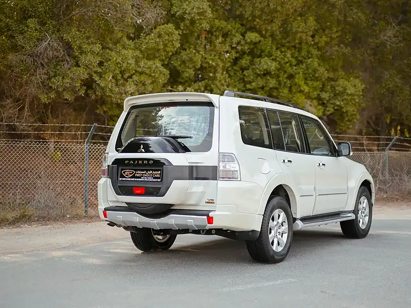 2022 Mitsubishi Pajero GLS 6 Cylinders Engine White Black GCC Specs 4WD