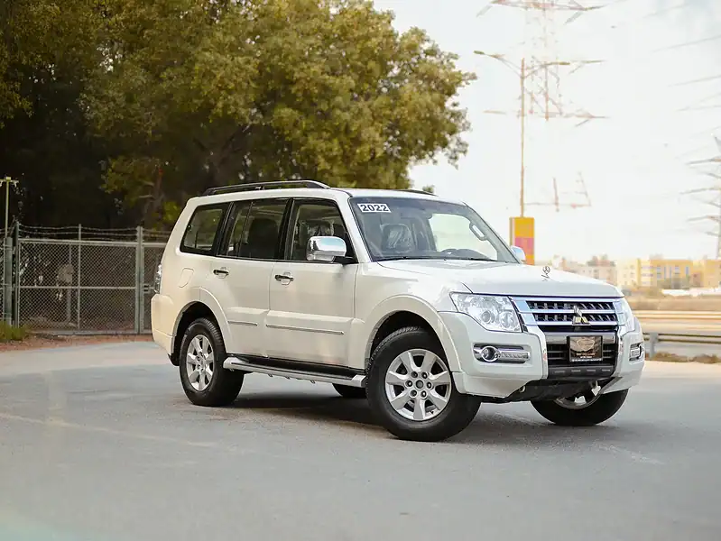 2022 Mitsubishi Pajero GLS 6 Cylinders Engine White Black GCC Specs 4WD