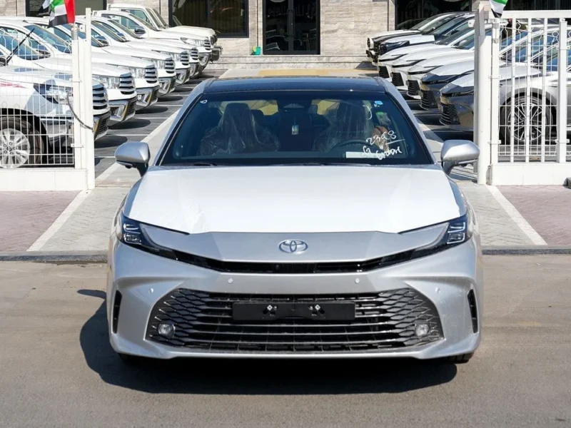 2025 Toyota Camry Hybrid 2.5 L 4 Cylinder Engine Sedan Silver Tan GCC