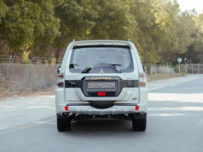 2022 Mitsubishi Pajero GLS 6 Cylinder Engine White Red GCC Specs