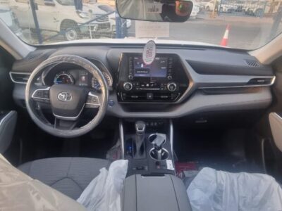 2024 Toyota Highlander 2.5 L inline‑4 Hybrid Grey Beige