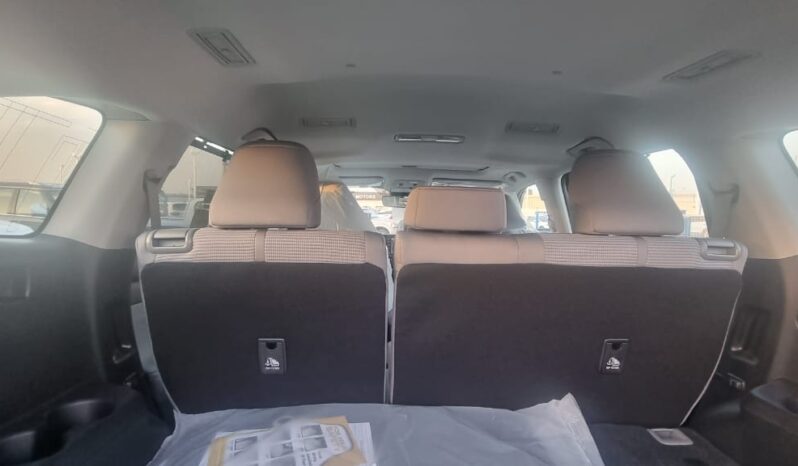 2024 Toyota Highlander 2.5 L inline‑4 Hybrid Grey Beige