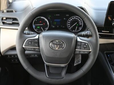 2024 Toyota Sienna 2.5 L Hybrid Powertrain White Beige