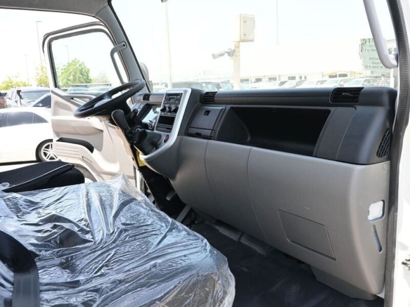 2024 Mitsubishi Fuso Canter MITSUBISHI CANTER CARGO 4.2L DSL SCABIN 4X2 MT White