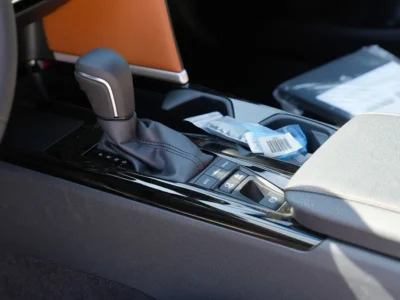 2025 Toyota Camry Hybrid 2.5 L 4 Cylinder Engine Sedan Silver Tan GCC