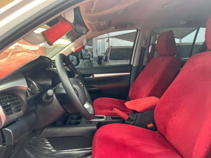 2025 Toyota Hilux 4X4 Petrol Fully Automatic GCC Specs White Red