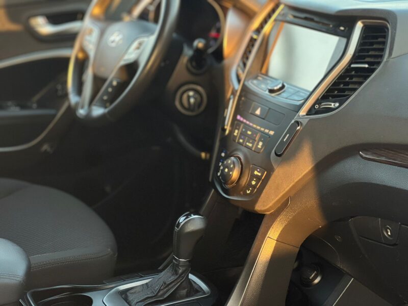 2016 Hyundai Santa Fe V6 7 Seaters GCC 3.3L White Black