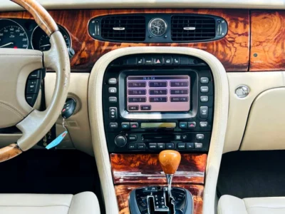 2004 Jaguar XJ 8 8 Cylinders Engine Silver Beige Sedan