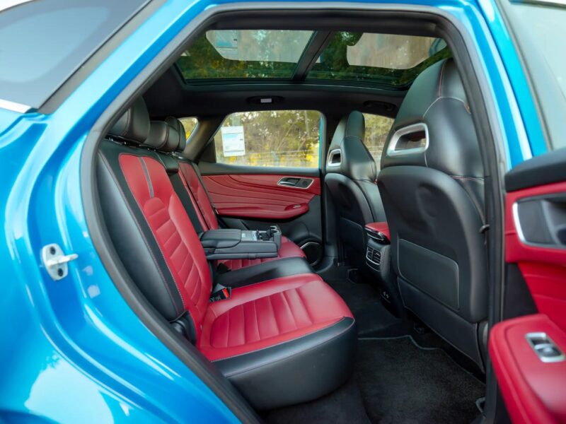 2021 MG HS Luxury 2.0L 4 Cylinder Engine GCC Specs Blue Red