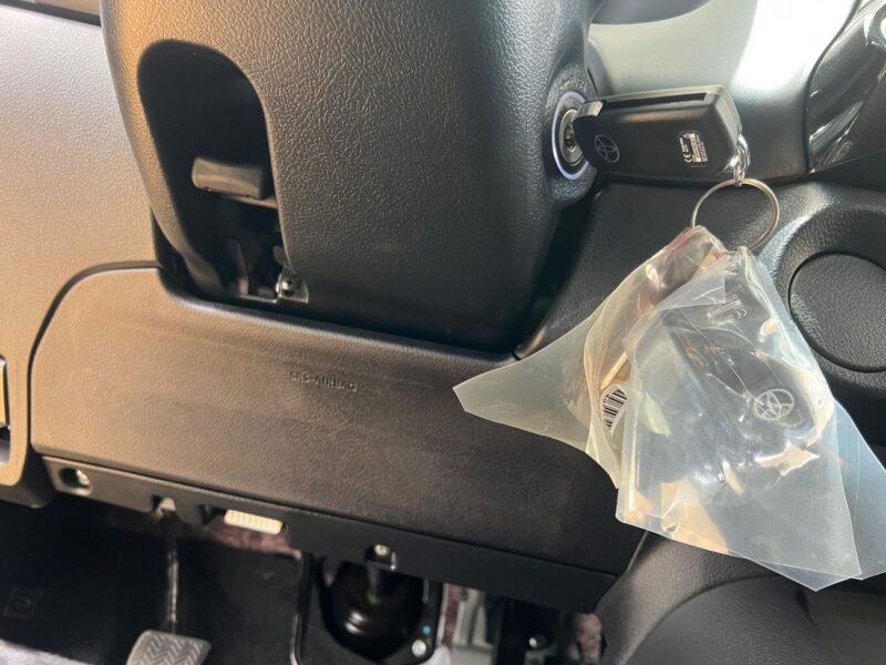 Toyota Hilux TOYOTA HILUX 2.4L 2WD MODEL 2025 White Black