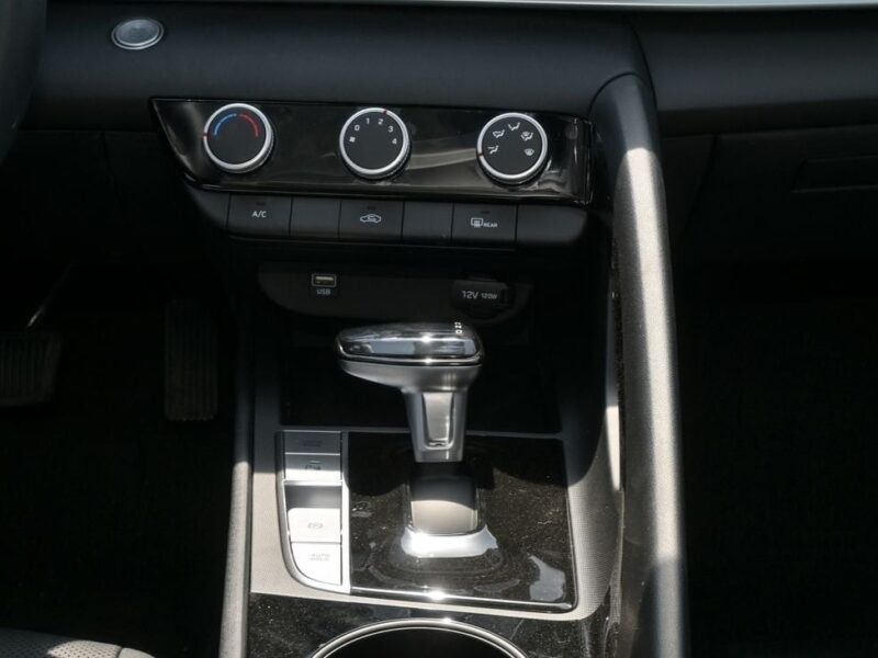 2024 Hyundai Elantra Hyundai Elantra 4 Cylinder Engine White Black