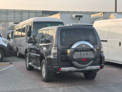 2014 Mitsubishi Pajero GLS V6 4X4 GCC Specs Grey Beige