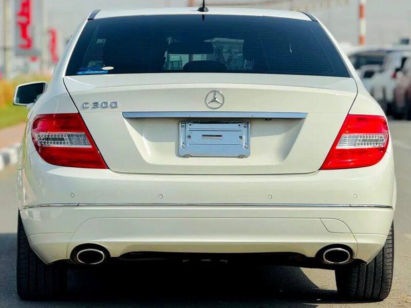 2010 Mercedes-Benz C-Class C300 6 Cylinder Engine White Black Clean Car