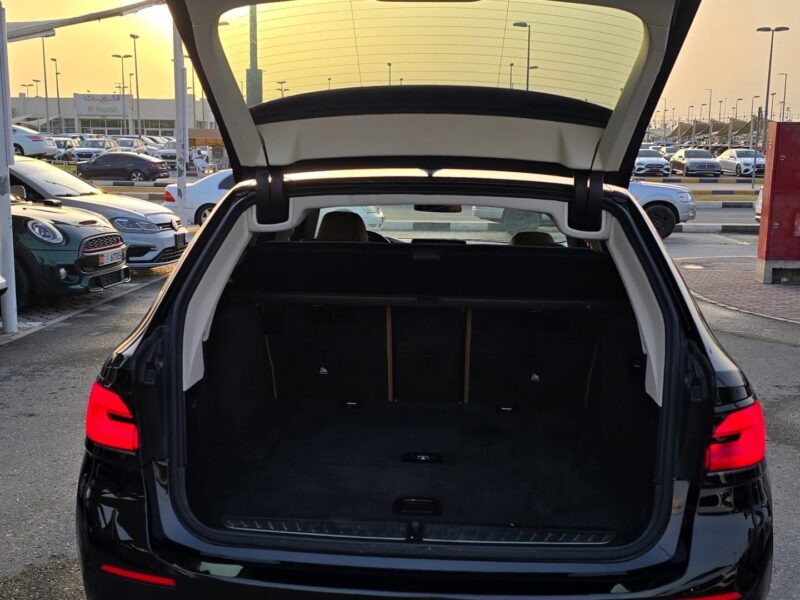 2022 BMW 520i M Kit 2.0 Liters 4 Cylinders Black Tan