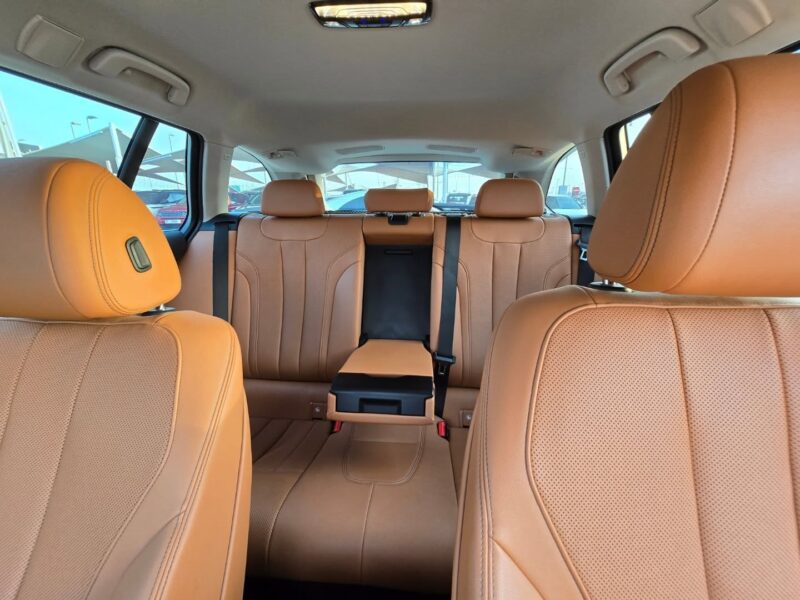 2022 BMW 520i M Kit 2.0 Liters 4 Cylinders Black Tan