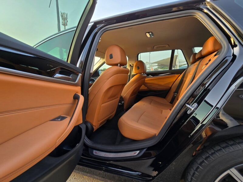 2022 BMW 520i M Kit 2.0 Liters 4 Cylinders Black Tan