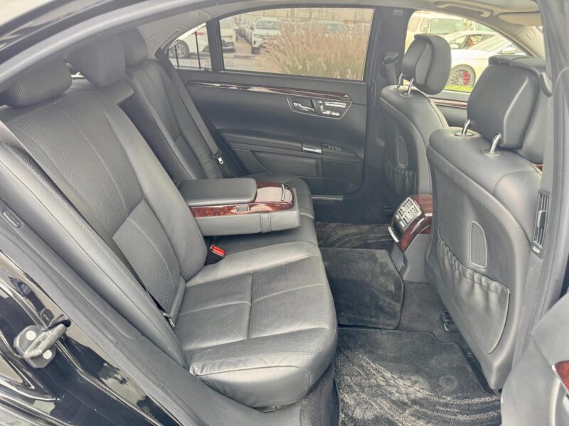 2007 Black Mercedes-Benz S 550 5.5 Liters 8 Cylinders Engine