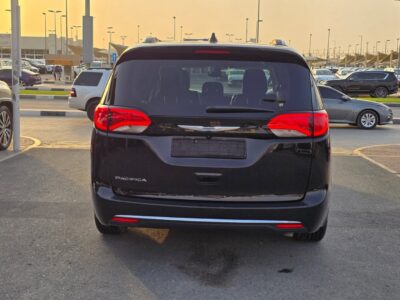 Chrysler Van 3.6-liter Pentastar V6 Engine 2020 Black Full Option