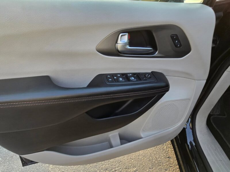 Chrysler Van 3.6-liter Pentastar V6 Engine 2020 Black Full Option