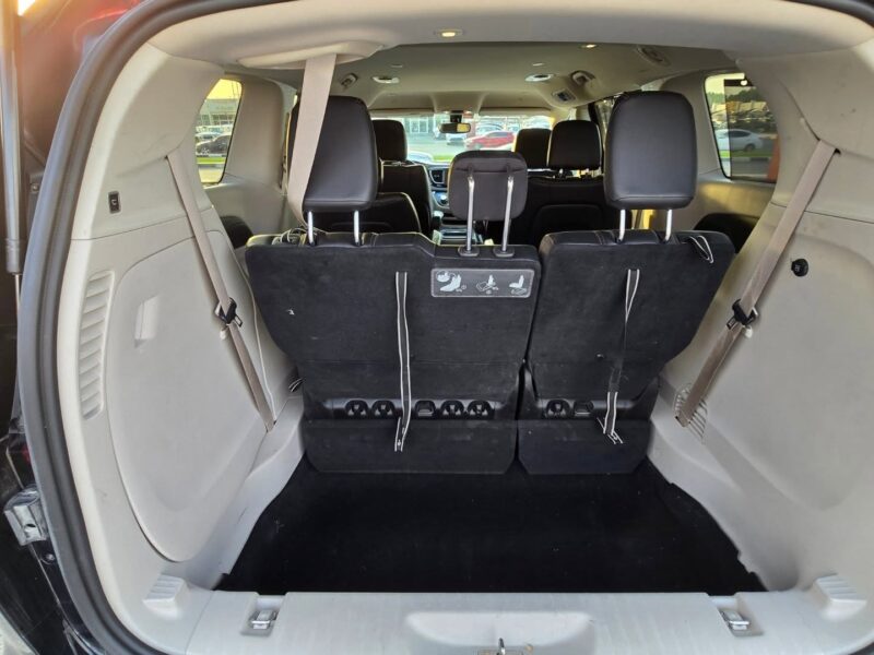Chrysler Van 3.6-liter Pentastar V6 Engine 2020 Black Full Option