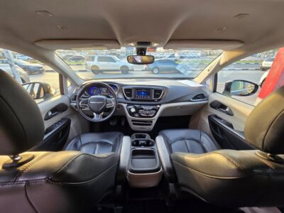 Chrysler Van 3.6-liter Pentastar V6 Engine 2020 Black Full Option