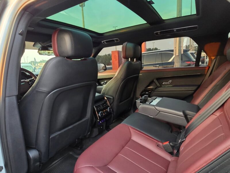 2025 Land Rover Range Rover Sport 3.0-liter turbocharged inline-six Cylinder White