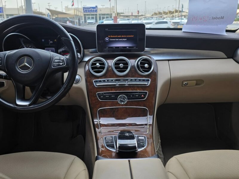 2015 Mercedes-Benz C200 2.0-liter inline 4-cylinder Black Beige