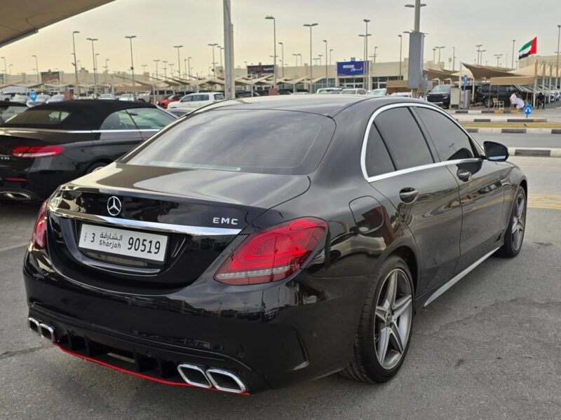 2015 Mercedes-Benz C200 2.0-liter inline 4-cylinder Black Beige