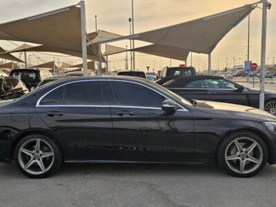 2015 Mercedes-Benz C200 2.0-liter inline 4-cylinder Black Beige