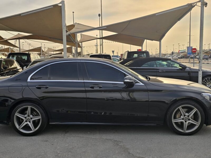 2015 Mercedes-Benz C200 2.0-liter inline 4-cylinder Black Beige