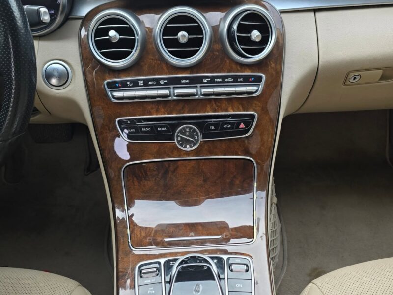 2015 Mercedes-Benz C200 2.0-liter inline 4-cylinder Black Beige