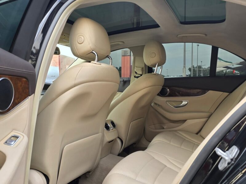 2015 Mercedes-Benz C200 2.0-liter inline 4-cylinder Black Beige