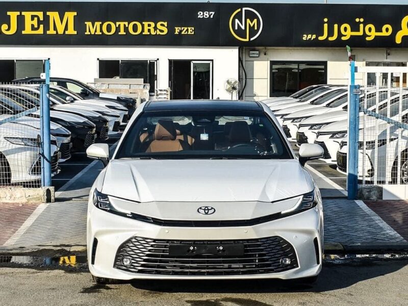 2025 Toyota Camry GREND 2.5L 4 Cylinder Engine GCC White Tan