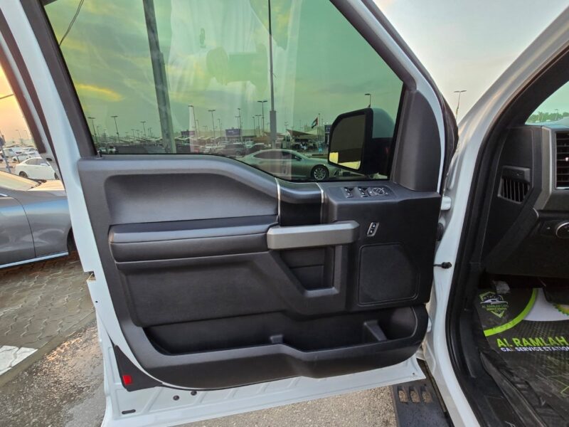 2017 Ford F-150 Raptor 3.5-liter twin-turbo V6 White Grey Good Condition