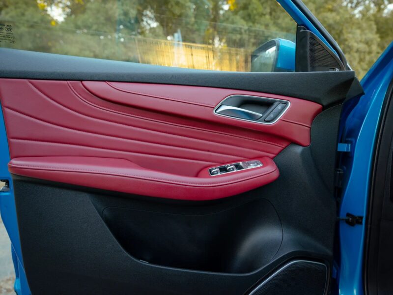 2021 MG HS Luxury 2.0L 4 Cylinder Engine GCC Specs Blue Red