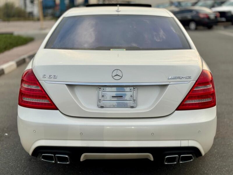 2012 Mercedes Benz S 63 AMG 5.5-liter twin-turbo V8 Engine White Black