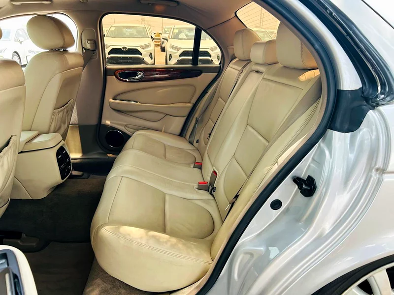 2004 Jaguar XJ 8 8 Cylinders Engine Silver Beige Sedan