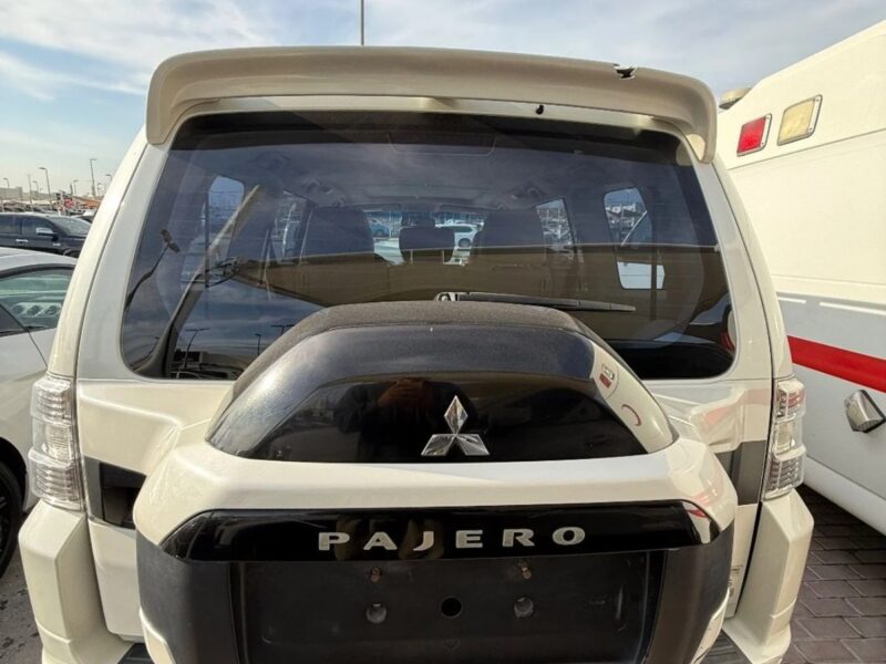 2016 Mitsubishi Pajero Std 3.5L 6 Cylinder Engine GCC Specs White Beige