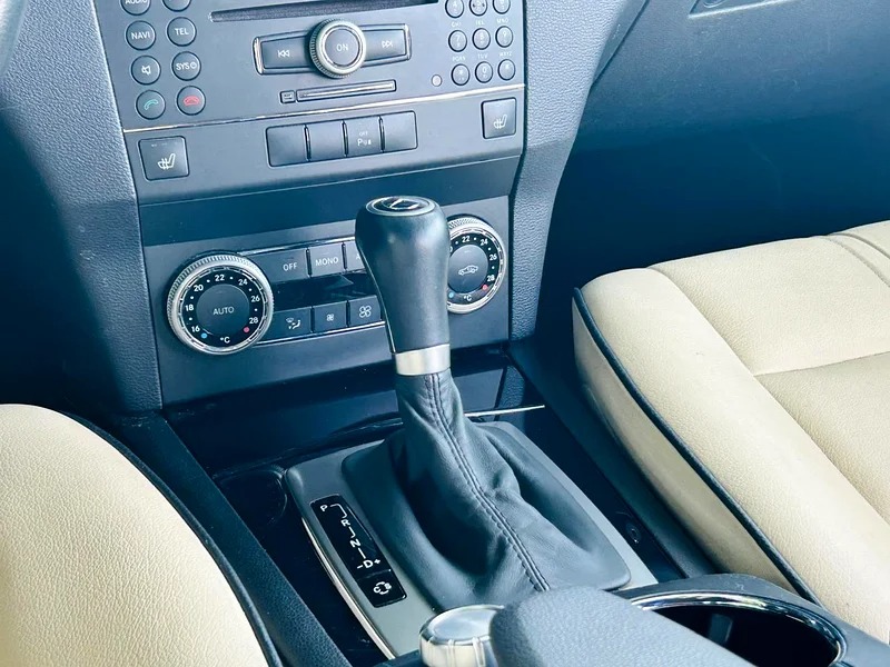 2010 Mercedes-Benz GLK-Class GLK 300 4matic Neat & Clean Car Black Beige